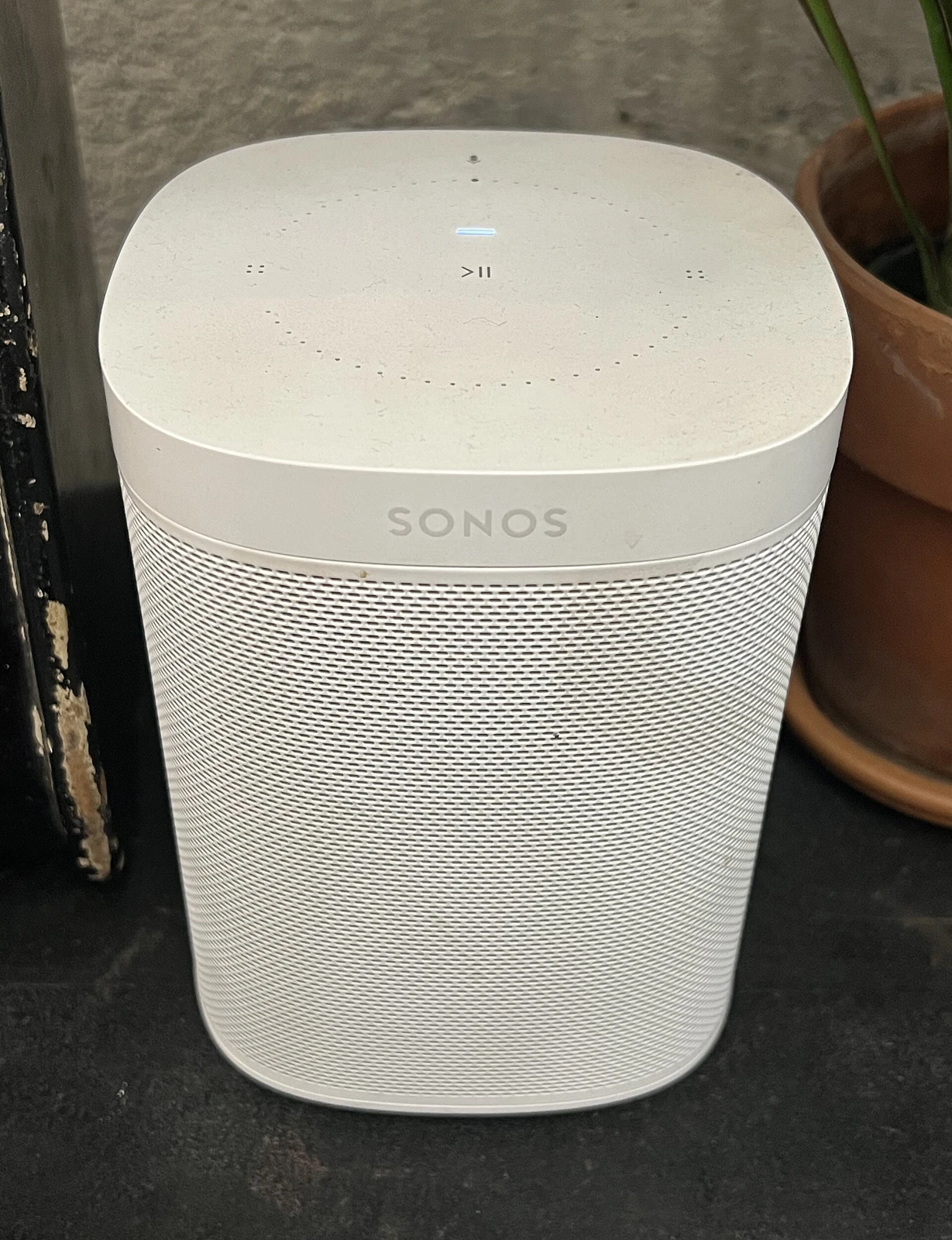Comparison: Sonos One SL, a related microphone-free model.